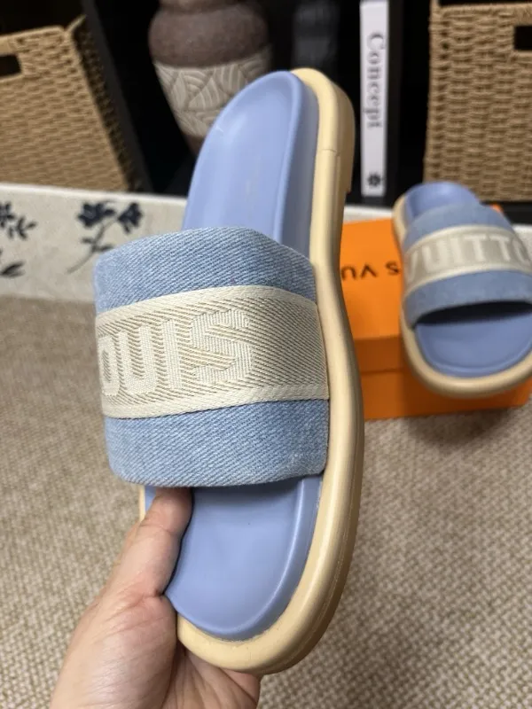 P320💰[New model] Long-term availability, 2025 new model, couple model [LOUlS VUlTTON] comes with drawer box, bag, card, invoice "Louis Vuitton ~ unique modern sandals. 》LV counter purchasing 🏃Men's and women's casual slippers, sold at the same time at the counter, the original old flower material upper is soft and comfortable, (refuses to discolor and rub the feet) sole: original factory special combination original sole, code number: 35--46 4 multiple colors 🉑️ to choose from